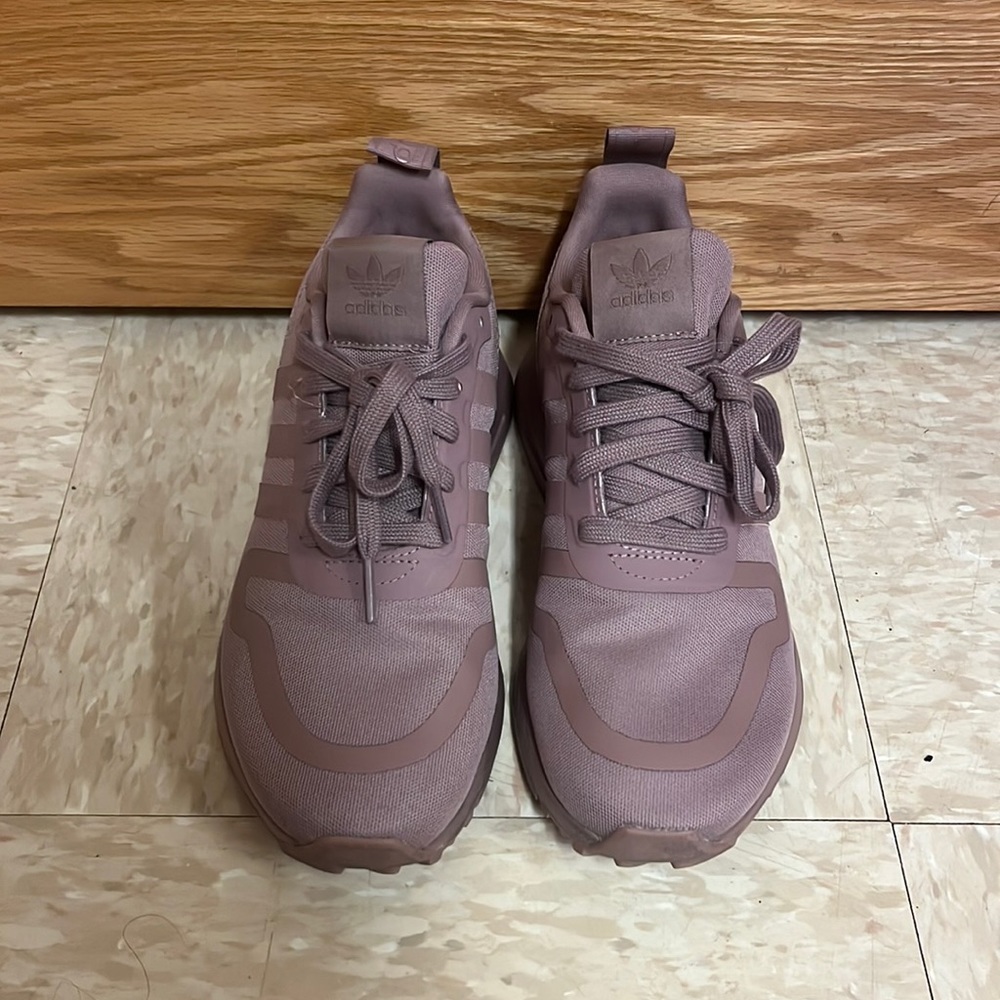 LIKE NEW ADIDAS TENNIS SHOES